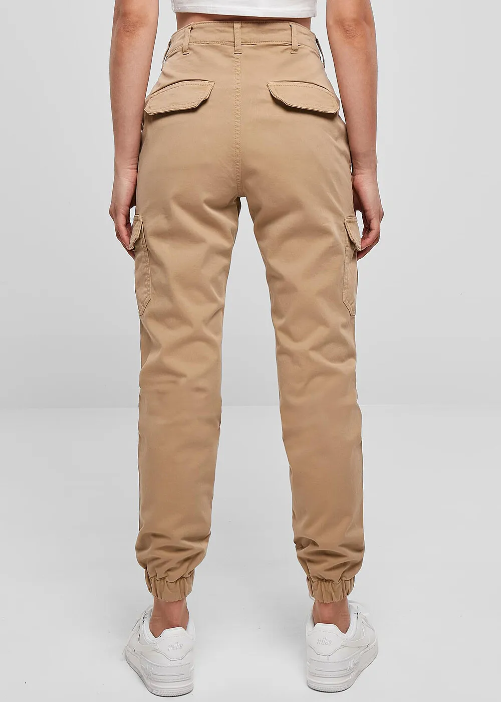 URBAN CLASSICS DAMES CARGO HIGH WAIST BROEK MET 6ZAKKEN UNION BEIGE
